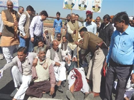 Mathura Road jam , picketing at Collectorate